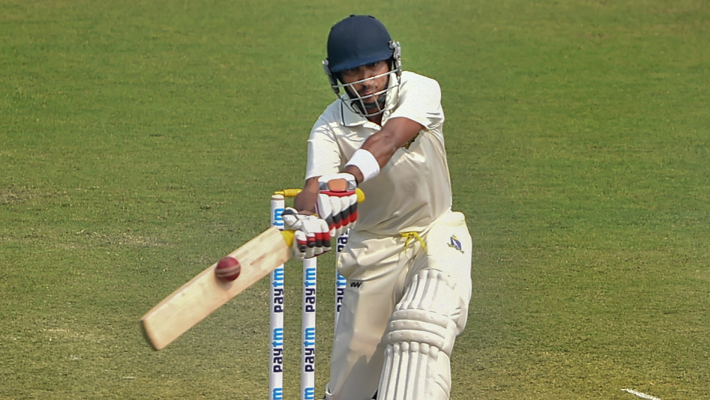 কর্নাটককে অল্প রানে বেঁধে ফেলে ১৯০ রানে বিশাল লিড নিয়ে নেয় বাংলা। তবে বাংলা টিম ম্যানেজমেন্টের কপালে সে সুখ বেশি ক্ষণ স্থায়ী হয়নি। ফের এক বার ম্যাচের রং বদলে যায়।