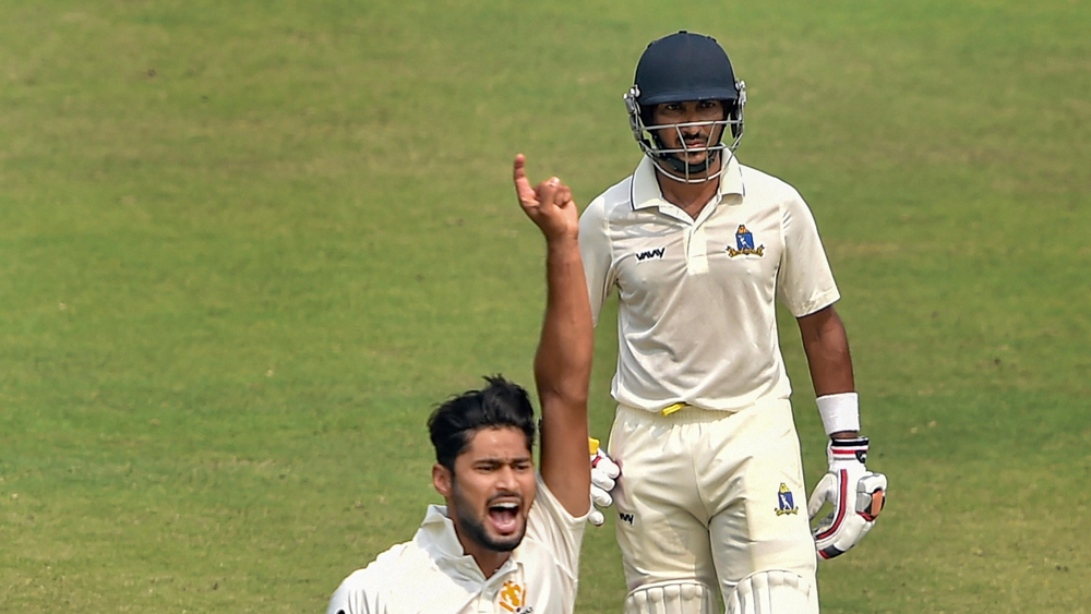 দ্বিতীয় ইনিংসে ফের ব্যর্থ বাংলার প্রাক্তন অধিনায়ক মনোজ (৮ ও ১৩ রান)। তাঁর পথে পা বাড়ান অভিষেক রমন, ঈশ্বরনরাও। সুদীপ চট্টোপাধ্যায়ের (৪৫) পাশাপাশি অনুষ্টুপ মজুমদার (৪১) ও শাহবাজ নাদিম (৩১) ছাড়া কারও বলার মতো রান নেই।  রনিত মোরে, অভিমন্যু মিঠুন ও প্রসিদ্ধ কৃষ্ণের দাপটে বাংলার দ্বিতীয় ইনিংস শেষ হয় ১৬১-তে।