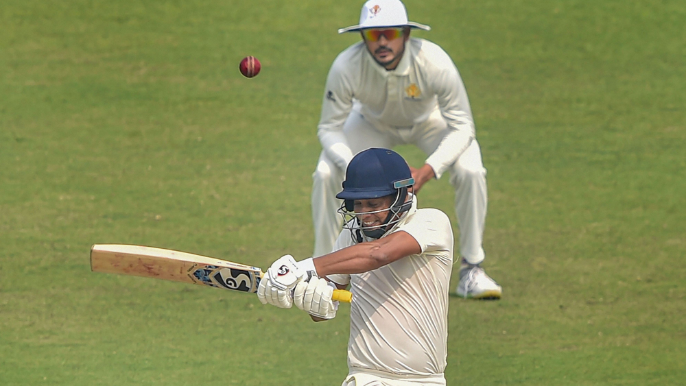 দ্বিতীয় ইনিংসে তাড়াতাড়ি গুটিয়ে গেলেও প্রথম ইনিংসের লিডের সুবাদে কর্নাটকের সামনে ৩৫২ রানের টার্গেট রাখে বাংলা।