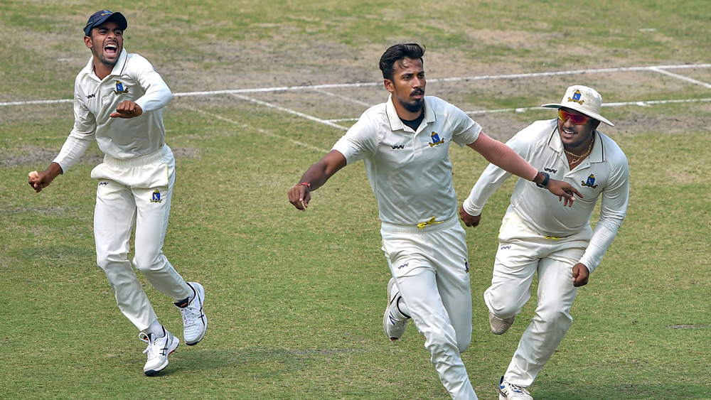 ব্যাটসম্যানরা ধারাবাহিকতা না দেখালেও ১৩ বছর পর বাংলার স্বপ্নপূরণের দায়িত্ব যেন নিজেদের কাঁধে তুলে নেন পেসাররা। কর্নাটকের দ্বিতীয় ইনিংসের শুরুতে ফের চমক ঈশান পোড়েলের। দ্বিতীয় বলেই বোকা বানিয়ে ঘরে পাঠান ফর্মে থাকা কেএল রাহুলকে।