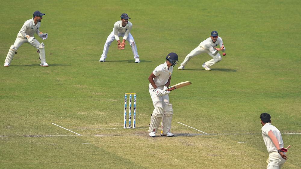 ঈশান পোড়েলের সঙ্গে আকাশদীপ। সোমবার দিনের শেষে ৩ উইকেটে কর্নাটক ৯৮ রান। ফাইনালে পৌঁছনোর গন্ধ পেতে শুরু করে বাংলা শিবির।  বাংলার কোচ অরুণ লালের মুখের হাসি চওড়া করার পক্ষে যথেষ্ট ছিল। কিন্তু খেলা শেষ না হলে তো আর শেষ বলা যায় না!