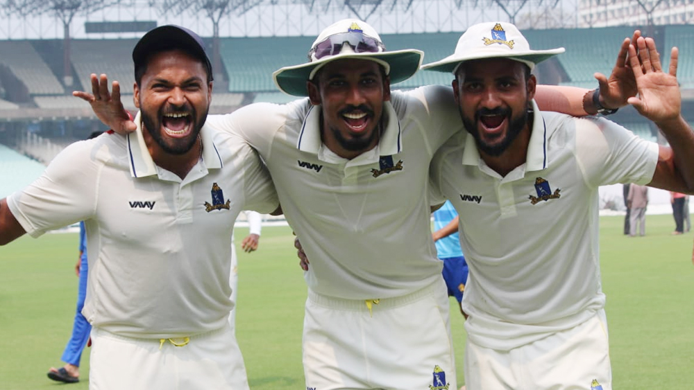 কর্নাটকের প্রথম ইনিংসে ধস নামিয়ে হিরো হয়েছিলেন ঈশান। দ্বিতীয় ইনিংসে তাঁকেও ছাপিয়ে গেলেন মুকেশ কুমার। ৬১ রান খরচ করে বাংলার এই পেসার একে একে ৬ উইকেট তুলে নেন। করুণ নায়ার ও মণীশ পাণ্ডের দামি উইকেটও রয়েছে তাঁর ঝুলিতে।