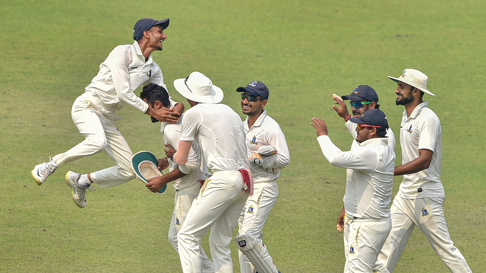 শুরুটা যদি ঈশান-আকাশ করে থাকেন, তা হলে শেষটা করেন মুকেশ। মূলত বাংলার তিন পেসারের দাপটেই টার্গেটের ধারেকাছেও পৌঁছতে পারেননি রাহুল-নায়ার-পাণ্ডেরা। শেষমেশ ১৭৭ রানেই থেমে গেলেন তাঁরা। ফাইনালে ওঠার ম্যাচে সেরার শিরোপা যায় অনুষ্টুপের কাছে।