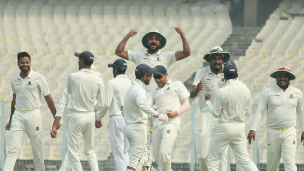 শেষ বার ২০০৬-’০৭ মরসুমে রঞ্জি ট্রফির ফাইনালে উঠেছিল বাংলা। দীপ দাশগুপ্তের অধিনায়কত্বে ফাইনালে উঠলেও ট্রফি অধরাই থেকে গিয়েছে সে বার। এ বার কি বদলাবে ছবিটা? ঈশান-আকাশ-মুকেশরা কিন্তু স্বপ্নপূরণের আশা দেখাতে শুরু করে দিয়েছেন।