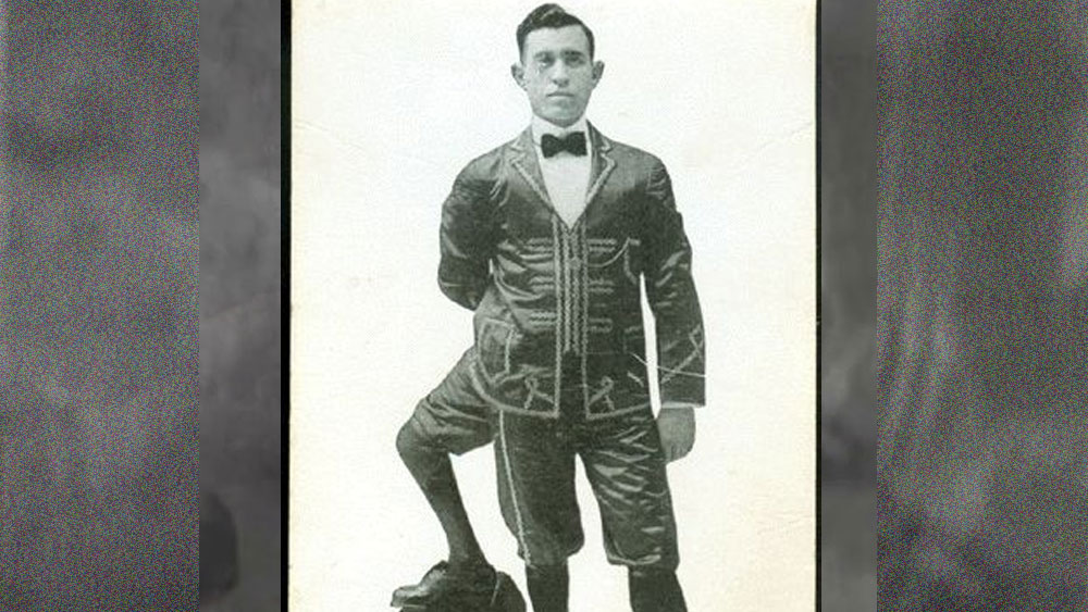 দ্বাদশ সন্তান বললে কিছুটা ভুলই বলা হয় সম্ভবত। তিনি নিজে দ্বাদশ সন্তান হলেও তাঁর সঙ্গে ছিল বাবা-মার ত্রয়োদশ সন্তানের অর্ধেক অংশ।