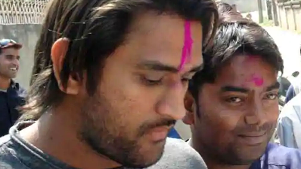 ধোনির বায়োপিক ‘এমএস ধোনি: দ্য আনটোল্ড স্টোরি’-তে তাঁর ছেলেবেলার বন্ধু সন্তোষ লালের কথা অনেকেরই মনে রয়েছে নিশ্চয়। এই সন্তোষ লাল ছিল ধোনির প্রিয় বন্ধু।