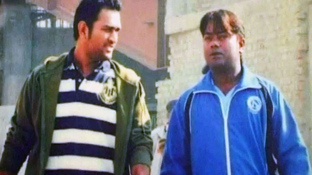 একসময় ক্রিকেটের জন্যই একসঙ্গে রাজ্যে রাজ্যে ঘুরে বেড়াতেন তাঁরা। এই হেলিকপ্টার শট আসলে ছিল সন্তোষের সিগনেচার শট। তখন বন্ধুরা এর নাম দিয়েছিল থাপ্পড় শট।