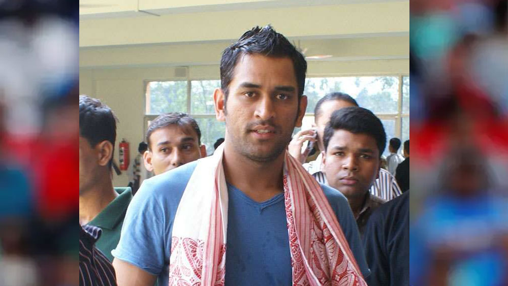 পরবর্তীকালে তাঁরা দুজনে একসঙ্গে রেলে চাকরিও পেয়েছিলেন। সন্তোষ ছিলেন সাহসী ব্যাটসম্যান। সন্তোষের ব্যাটিং স্টাইল ধোনির খুবই পছন্দ ছিল। দীর্ঘদিন ধরে অনুশীলন করিয়ে ধোনিকে এই হেলিকপ্টার শটে পোক্ত করে তুলেছিলেন সন্তোষ।