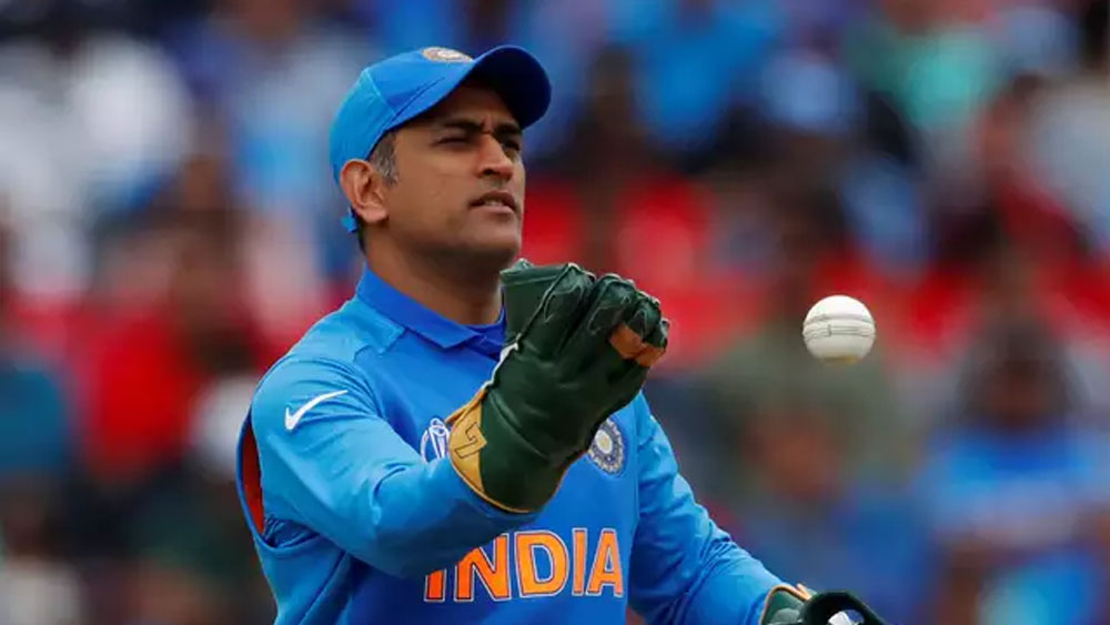 এরপর ধোনি আন্তর্জাতিক ক্রিকেটে সুযোগ পেয়ে যান। আর সন্তোষ ঝাড়খণ্ডের হয়ে রঞ্জি ট্রফি খেলতে শুরু করেন।