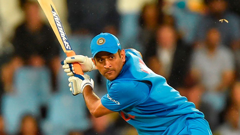 সন্তোষের জন্ম ১৯৮৩ সালে রাঁচিতে। খুব বেশি দিন ধোনি-সন্তোষের বন্ধুত্ব স্থায়ী হয়নি। মাত্র ৩০ বছর বয়সে খুব কঠিন পরিস্থিতির সম্মুখীন হতে হয় সন্তোষকে।