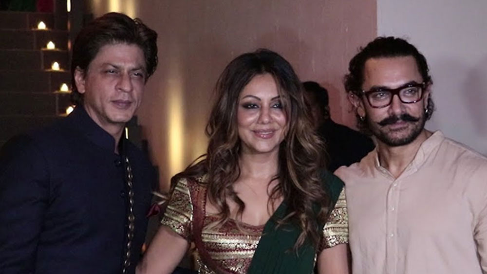 সাহায্যে এগিয়ে আসার আশ্বাস মেলেনি বলিউডের দুই খান শাহরুখ এবং আমিরের থেকেও। সোশ্যাল মিডিয়ার একাংশ ইতিমধ্যে বলিউডের বাদশাকে নিয়ে প্রশ্ন তুলেছেন। করোনা মোকাবিলায় শাহরুখের অনুদান কত? কেন তিনি চুপ? এই নিয়ে শুরু হয়েছে বিতর্কও।