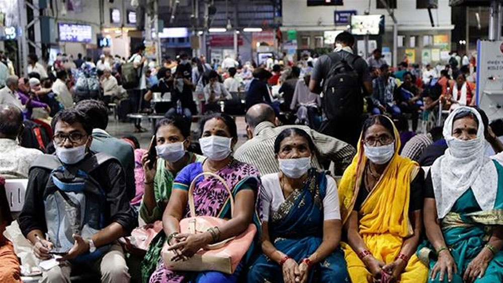 তবে সাহায্যের জন্য এগিয়ে না আসার তালিকায় এঁরা যেমন রয়েছে, তেমনই অনেকেই স্বেচ্ছায় সাহায্যের হাত বাড়িয়ে দিয়েছেন।