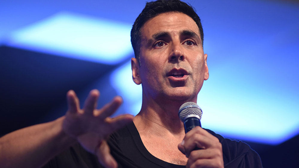 প্রধানমন্ত্রী ত্রাণ তহবিলে তিনি ২৫ কোটি টাকা দান করেছেন। টুইট করেন, “দেশের মানুষের জীবনের বিষয় এটা। যতটা সম্ভব তাঁদের জন্য এগিয়ে আসা দরকার। জীবন বাঁচান, জান হ্যায় তো জহাঁন হ্যায়।”