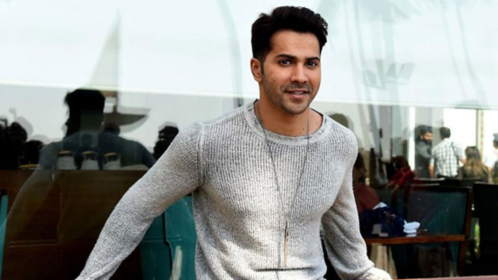 অক্ষয় কুমারের এগিয়ে আসা দেখে অনেক সেলেবও সাহায্যের হাত বাড়িয়ে দিয়েছেন। অভিনেতা বরুন ধওয়নও নিজেকে করোনা-যুদ্ধে সামিল করেন। ৩০ লক্ষ টাকা প্রধানমন্ত্রীর ত্রাণ তহবিলে দান করেন তিনি। এর পরই বরুনের টুইট, “আমরা এই পরিস্থিতি সামলে উঠবই। দেশ ঠিক থাকলে আমরাও ঠিক থাকব।”