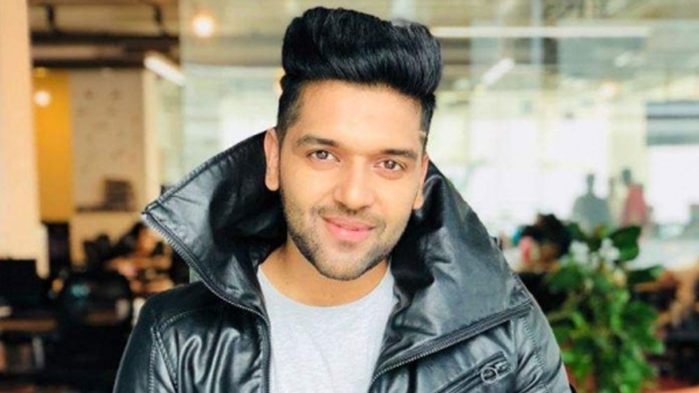 এখনও পর্যন্ত যাঁদের কথা বলা হল, তাঁরা প্রত্যেকেই খুব জনপ্রিয় মুখ। এঁরা ছাড়াও গায়ক গুরু রনধওয়া ২০ লক্ষ টাকা দান করেছেন। তিনি টুইটে লিখেছেন, “আমি যা উপার্জন করতে পেরেছি, তা আপনাদের জন্যই। আপনারা আমার শো-র টিকিট কিনেছেন। এ বার আমার কর্তব্যের পালা..”