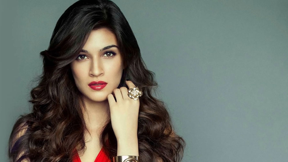 কত টাকা দান করেছেন তা খোলসা করেননি কৃতী শ্যানন। তবে তিনিও যে এই লড়াইয়ের শরিক তা টুইট করে বুঝিয়ে দিয়েছেন। লিখেছেন, “এই কঠিন পরিস্থিতিতে আমাদের সকলেরই এগিয়ে আসা দরকার। সকলেরই উচিত কিছু না কিছু অর্থ সাহায্য করা। আমি আমার কর্তব্য পালন করলাম।”