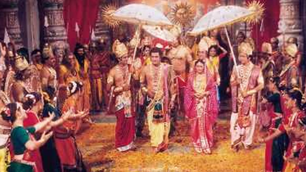 পর্দার এই চরিত্রগুলোকে অনেকেই তখন ঈশ্বরের আসনে বসিয়ে ফেলেছিলেন। লকডাউনে ফের নতুন করে রামায়ণের সম্প্রচার শুরু হয়েছে। ১৯৮৬ সালে প্রথম সম্প্রচার হওয়া রামায়ণের রাম-সীতা-দশরথ-ইন্দ্রজিৎরা এখন কে কী করছেন জানেন?