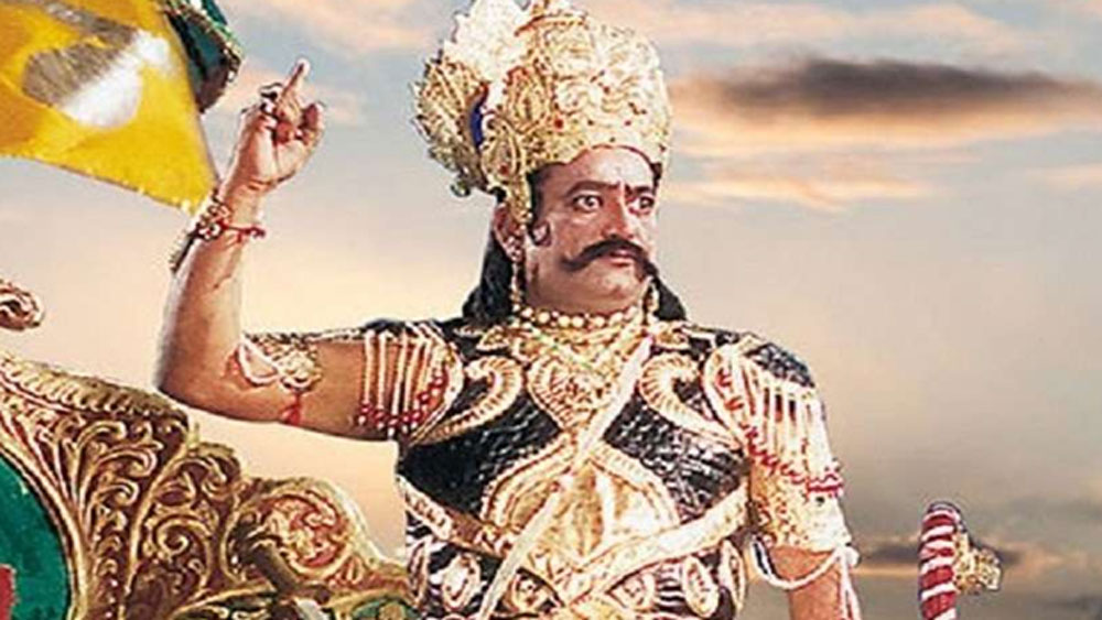 এ বারে আসা যাক রামায়ণের সবচেয়ে নেগেটিভ চরিত্র। রাবণ। রাবণ হয়েছিলেন অরবিন্দ ত্রিবেদী। তাঁর বাজখাঁই কণ্ঠস্বর এখনও অনেক মানুষের কানেই ভেসে ওঠে। রামায়ণের পরও তিনি অভিনয় জগতে ভীষণ ভাবে সক্রিয় ছিলেন। প্রচুর টিভি সিরিয়াল এবং গুজরাতি ফিল্মে অভিনয় করেছেন।