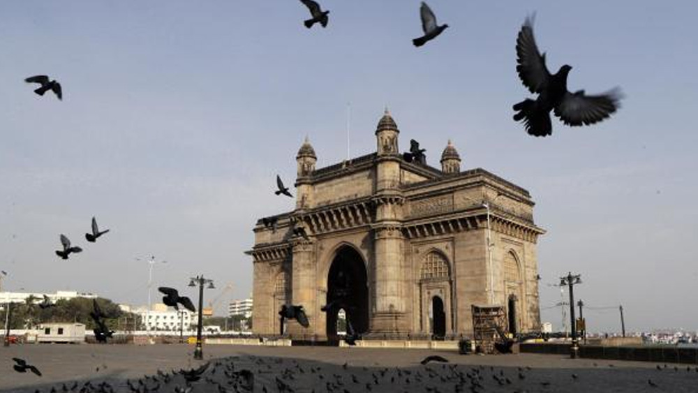 গেটওয়ে অব ইন্ডিয়ায় আজ পায়রাদেরই রাজত্ব। অন্য সময় মানুষের সঙ্গে জায়গা ভাগাভাগি করে নিতে হয় ওদের। কিন্তু নেই ওদের সামনে ছড়িয়ে থাকা দানার রাশি। খাবার যাঁরা দেবেন, তাঁরা আজ চার দেওয়ালের ভিতর বন্দি।