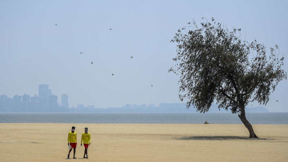 লকডাউনে স্তব্ধ গিরগাঁও চৌপট্টির নিঃসঙ্গ  সৈকতে জরুরি পরিষেবার দুই কর্মী।