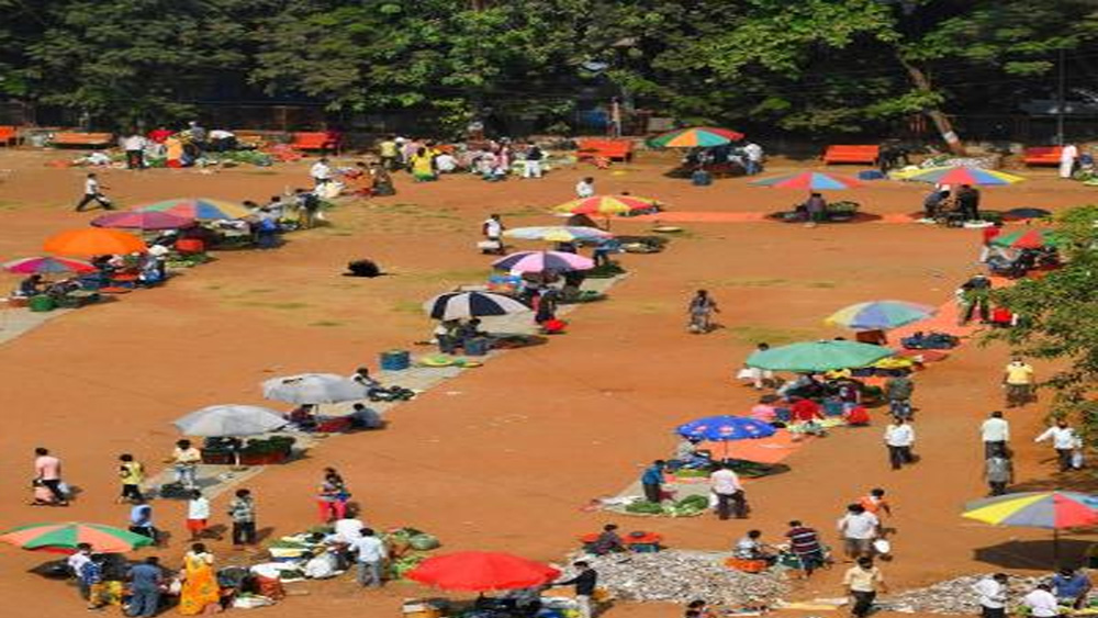 কিন্তু লকডাউন মানেই পটে আঁকা শান্ত ছবি নয়। এর মধ্যেও  জীবনযুদ্ধ থেকে মুখ ফিরিয়ে নেওয়ার অবকাশ নেই অনেকেরই। নিরাপদ দূরত্ব বজায় রেখে বসেছেন সব্জি বিক্রেতারা। অপেক্ষা ক্রেতার।