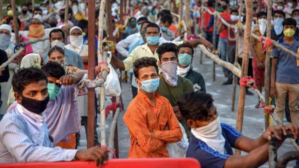 যতটা সম্ভব সুরক্ষা আর সতর্কতার বলয়ে নিজেদের ঢেকে নিয়েছেন সাধারণ মানুষ।