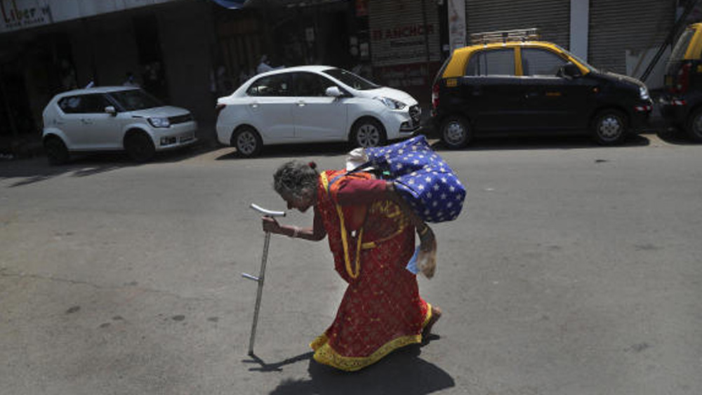 আবার অসংখ্য অসহায় মুখের সামনে স্তব্ধ জীবন মানে রূপকথা নয়, বরং কর্কশ সত্যি। বয়স আর দারিদ্রের ভারে ঝুঁকে পড়া বৃদ্ধার সম্বল স্বেচ্ছাসেবী সংস্থার দেওয়া খাবার আর মাস্ক।