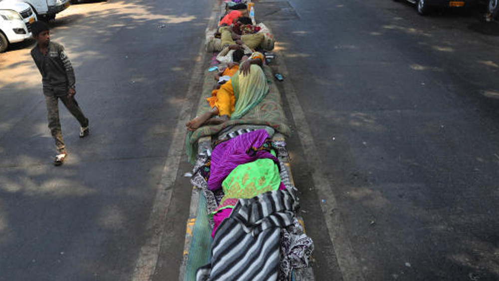 লকডাউনের শহরেই খোলা আকাশের নীচে রাত কাটে অসংখ্য গৃহহীনের। রাজপথের ডিভাইডার-ই তাঁদের আশ্রয়স্থল।