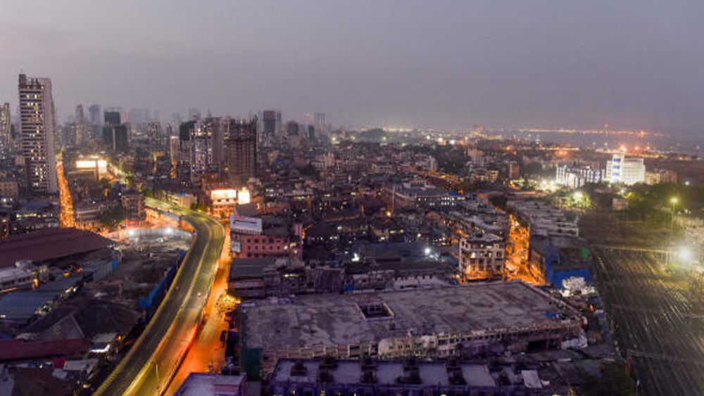 জে জে ব্রিজের গাড়ির স্রোত আজ উধাও। সন্ধ্যার সূত্রপাতে ধনুকের মতো এই স্থাপত্য যেন আলোর নদী।