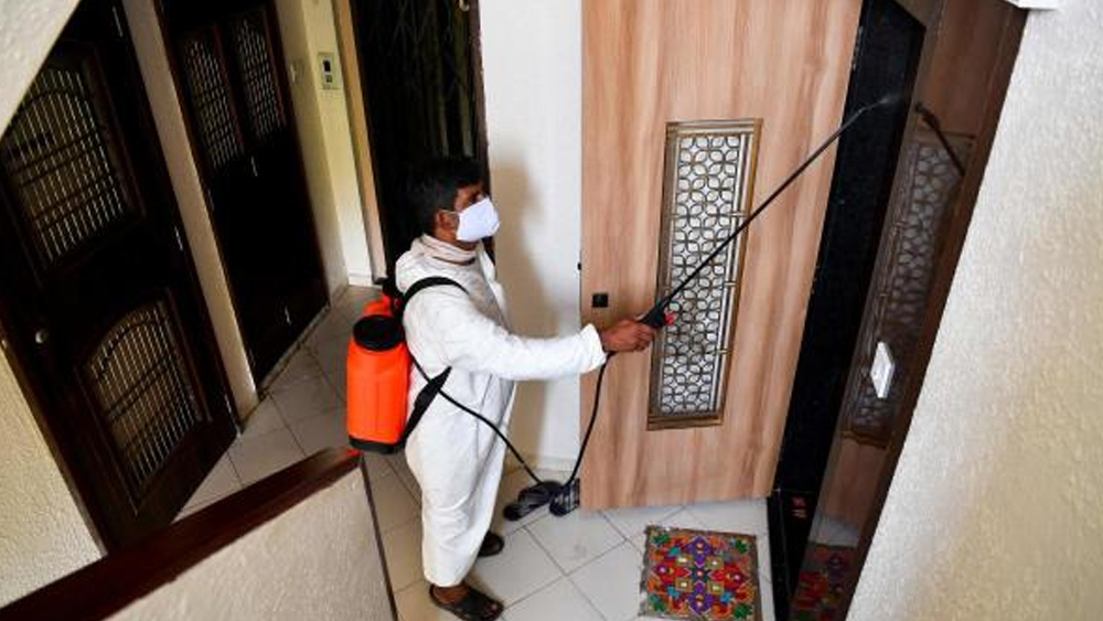 লকডাউন চললেও ছুটি নেই তাঁর। মুম্বইয়ে জীবাণুমুক্ত করার কাজে ব্যস্ত এক পুরকর্মী।