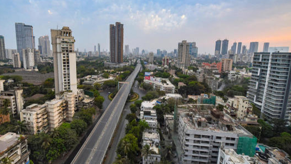 চূড়ান্ত অস্থির সময়েও রঙের খেলা দেখাতে ভোলেনি চৈত্রের ঝকঝকে আকাশ। লকডাউনে স্তব্ধ কোনও এক দুপুরে সে ছবি ধরা পড়ল মুম্বইয়ের দাদার এলাকার টিটি সার্কল-এ।