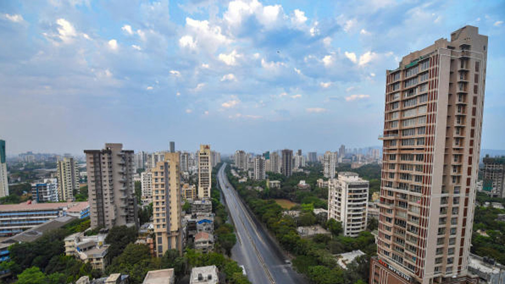 দাদার মাতুঙ্গা রোডে দূষণহীন নীল আকাশে মেঘের আনাগোনা। বহুতলে প্রাণের স্পন্দনও যেন করোনায় ত্রস্ত।