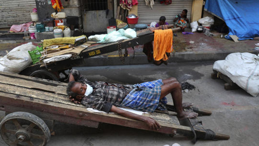 কিন্তু করোনার ত্রাসকে জীবনে বোধহয় পা রাখতে দিতে চান না এই মুম্বইবাসী। পথের পাশে ঠেলাগাড়িতেই তাঁর নিশ্চিন্ত ঘুম।