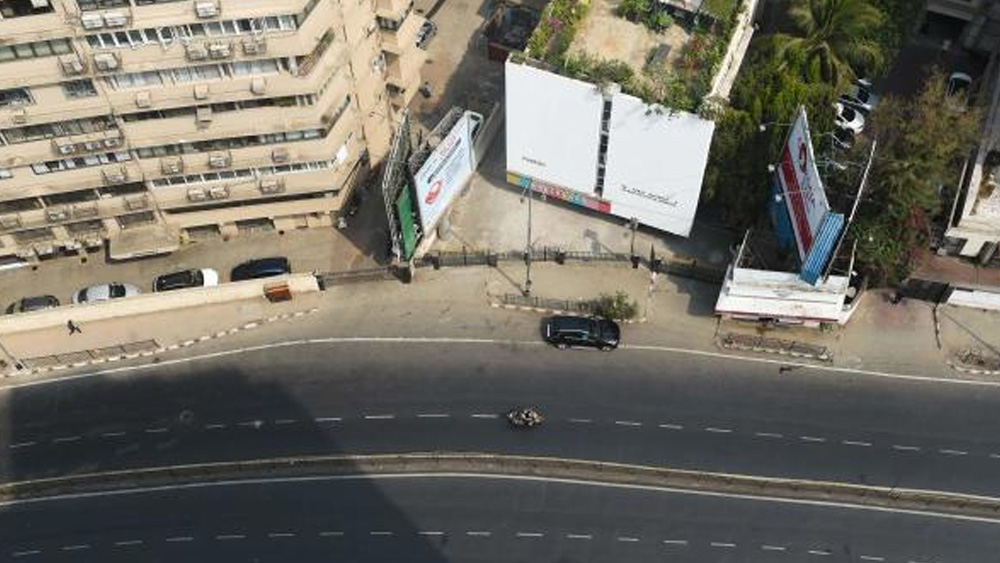 লকডাউনের দৌলতে পাওয়া বিরতি উপভোগ করছে চওড়া রাজপথও।