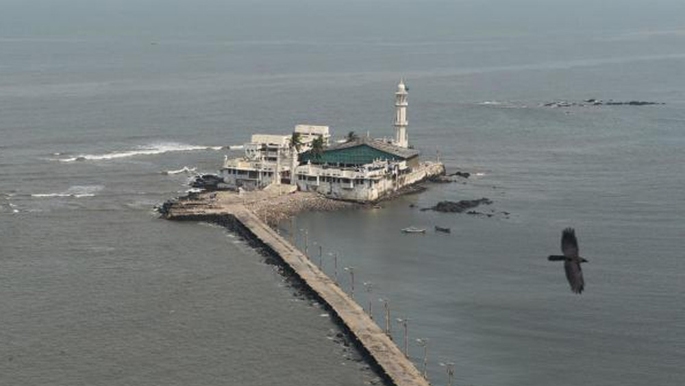 সমুদ্র চিরে এই পথ চলে গিয়েছে হাজি আলির দরগায়। পুণ্যার্থীদের অনুপস্থিতিতে পথের সঙ্গী আরবসাগরের অবিরাম ঢেউ।