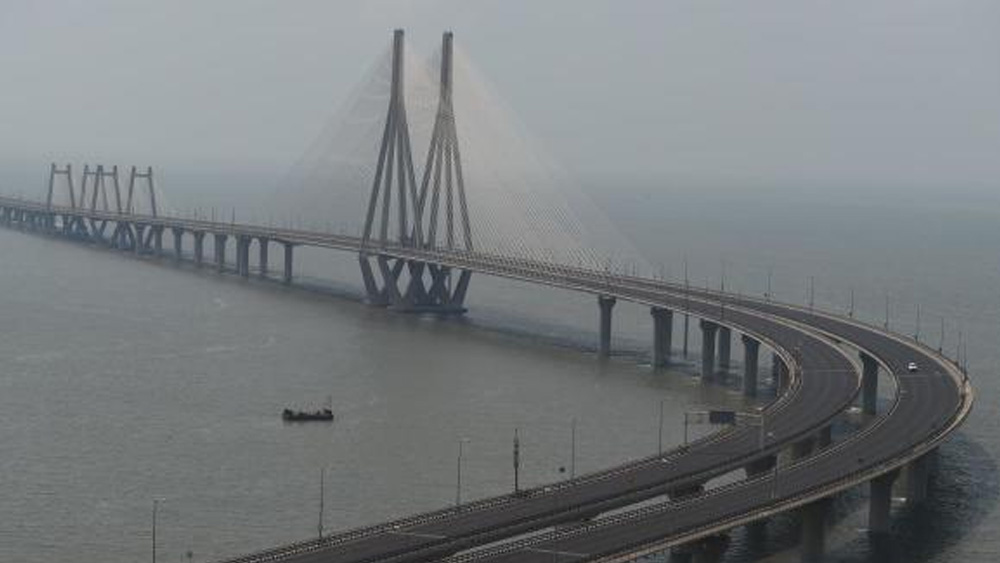 বান্দ্রা ওরলি সি লিঙ্ক অপেক্ষায় পুরনো ব্যস্ততা ফিরে পাওয়ার। তার পিছনে ঘোলাটে দিগন্তে মিলেমিশে গিয়েছে অরবসাগরের জল আর আকাশ।