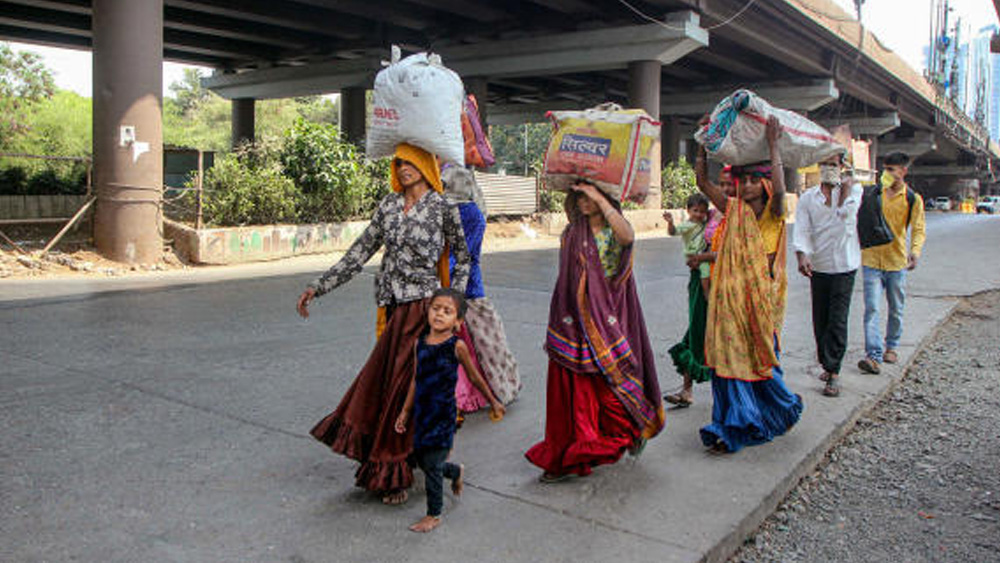 হারিয়েছেন কাজ। চলে গিয়েছে অস্থায়ী মাথা গোঁজার জায়গাও। মুম্বইয়ের রাজপথে আরও অনিশ্চিত ভবিষ্যতের মুখে পরিযায়ী শ্রমিকরা।