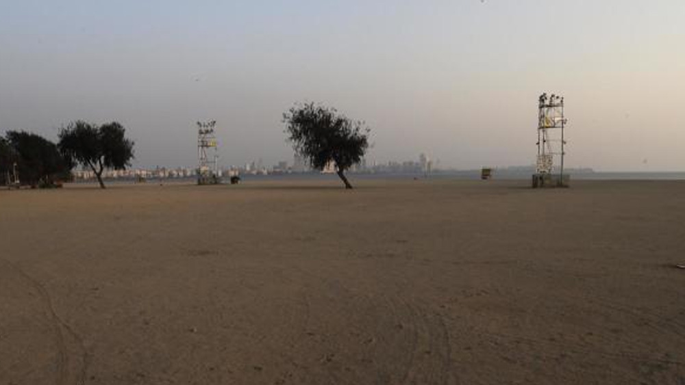সৈকতের বালিতে টায়ারের দাগ মিলিয়ে যাওয়ার পথে।