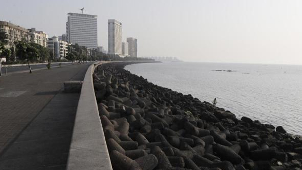 সদাব্যস্ত মুম্বইয়ে বিরল জনশূন্য বিকেল। সাক্ষী আরবসাগরের ঢেউ আর বোল্ডারের স্তূপ।