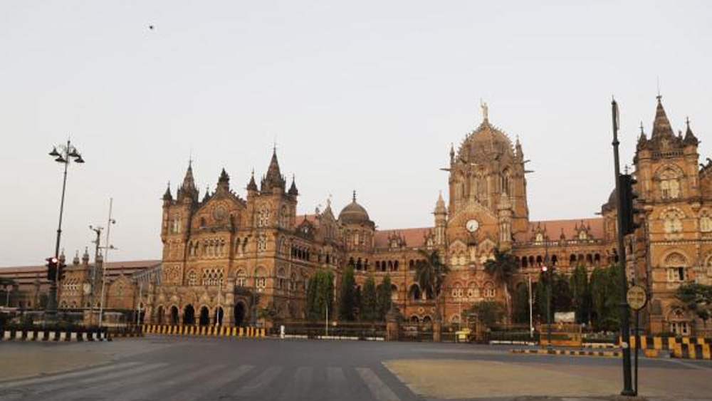 অন্য সময় ছত্রপতি শিবাজি মহারাজ ট্রেন টার্মিনাসে থাকে জনসমুদ্র। আজ ঘড়ি সময় বলছে। কিন্তু দেখার বা শোনার কেউ নেই।