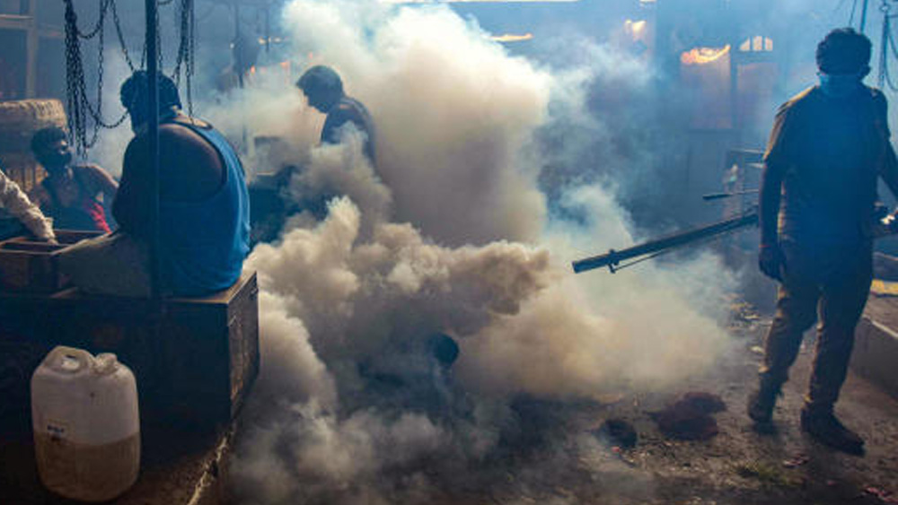 তাঁদের মতো অপারগ প্রবীণদের কথা বিশেষ করে ভেবে জীবাণুমুক্ত করা হচ্ছে মুম্বইয়ের বাজার।