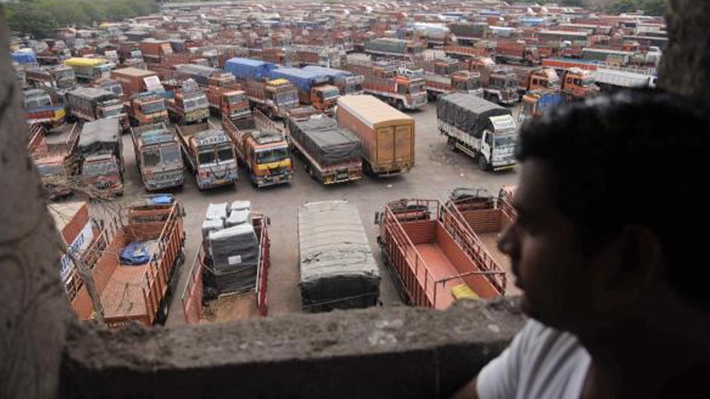 কিন্তু বাজারে পণ্যের যোগানও আজ অনিশ্চিত। কারণ করোনাস্তব্ধ শহরে গতি হারিয়েছে পণ্যবাহী ট্রাক-ও।