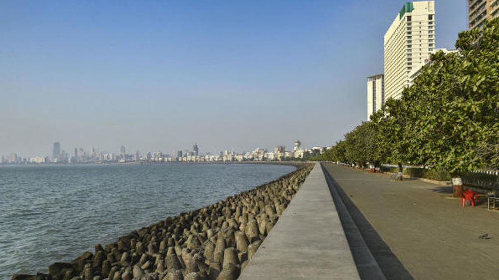 আরবসাগরের পাশে প্রমোদসরণিও হারিয়ে ফেলেছে তার পুরনো চেহারা। অফিসফেরত ব্যস্ততা থেকে বিকেলের অলসভ্রমণকে কেড়ে নিয়েছে করোনাভাইরাসের আতঙ্ক।