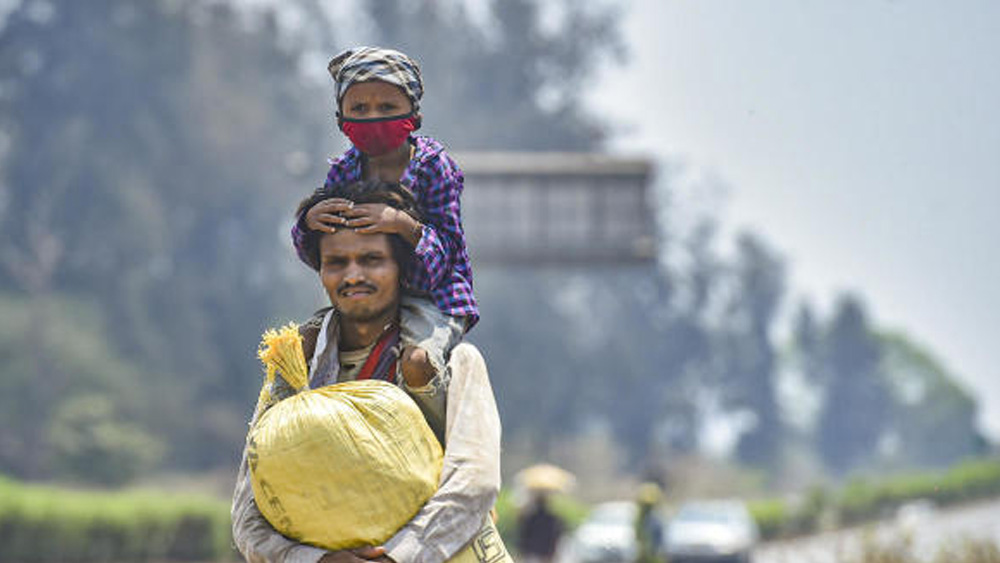কাজের জায়গায় দরজা বন্ধ করে দিয়েছেন মালিক। বাড়ি ফের ছাড়া উপায় নেই। শিশুপুত্রকে কাঁধে করে মুম্বই-আমদাবাদ হাইওয়ে ধরে চলেছেন বাবা। বাড়ি এখনও বহু দূর।