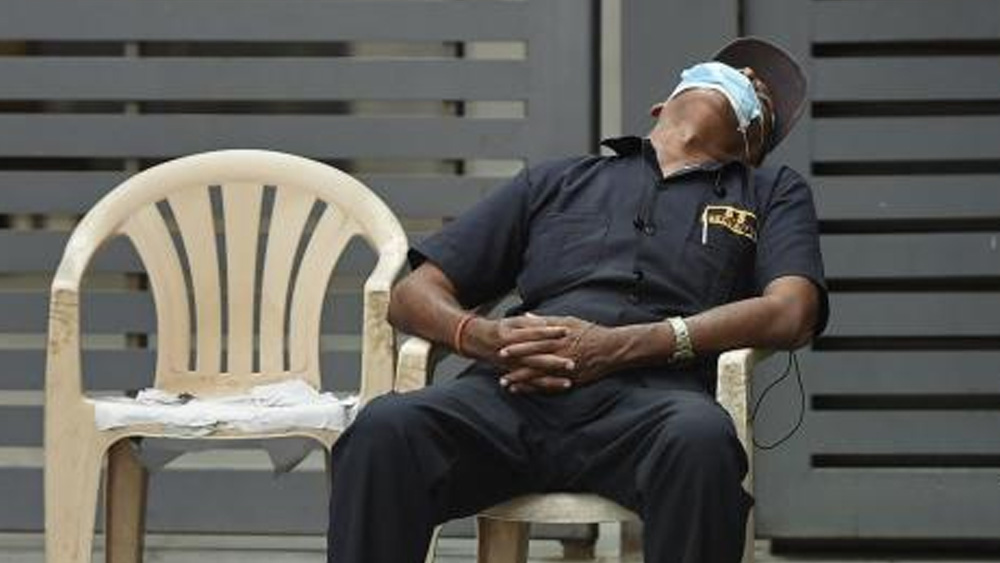 লকডাউন যত এগিয়েছে, ততই সুরক্ষার বলয় নিশ্ছিদ্র হয়েছে অভিজাত আবাসনে। সেই দায়িত্ব পালনের ফাঁকেই ক্ষণিকের বিশ্রাম এক নিরাপত্তারক্ষীর।