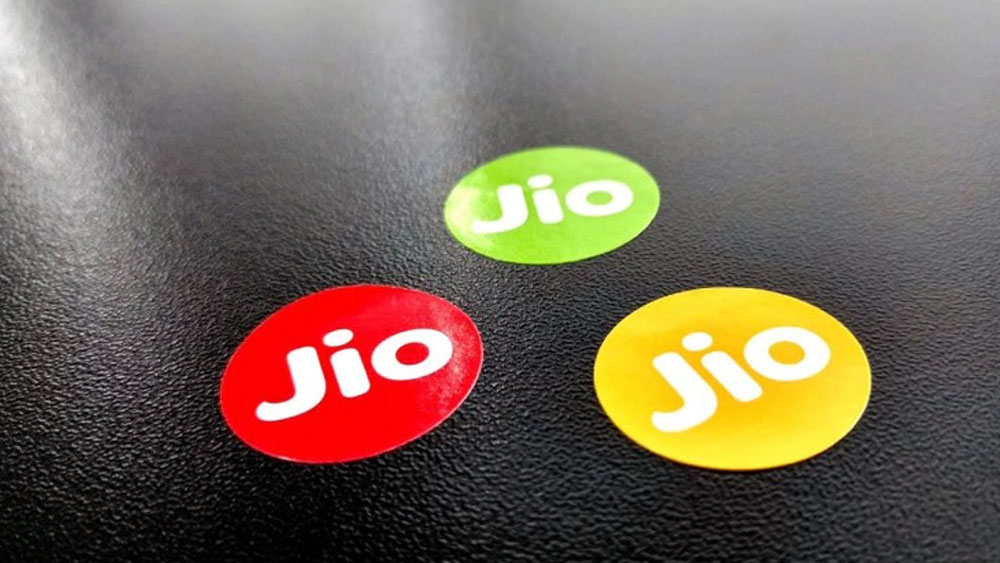 কিন্তু মুশকিল হল রিচার্জ। বিশেষ করে যাঁরা প্রিপেড গ্রাহক, সমস্যায় পড়তে হচ্ছে তাঁদের। দোকান বন্ধ থাকায় মোবাইল রিচার্জ করতে অনেকেরই সমস্যা হচ্ছে।