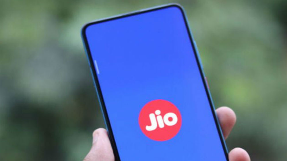 তাঁদের কথা মাথায় রেখেই এ বার রিল্যায়ান্স জিয়ো তার গ্রাহকদের জন্য এক গুচ্ছ সুবিধা নিয়ে হাজির হল।