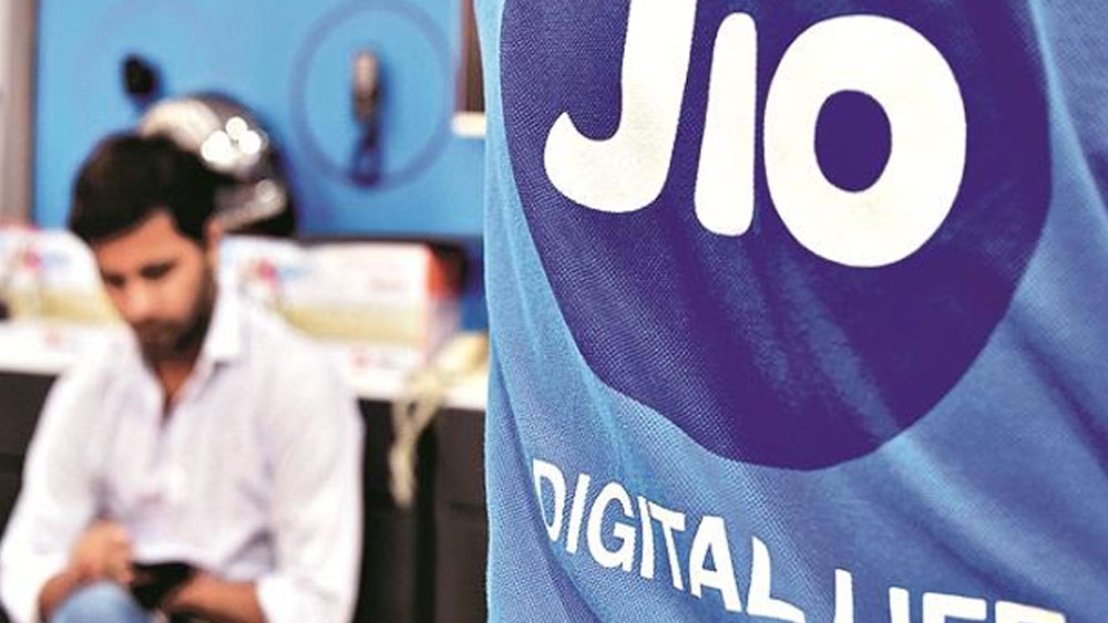 প্রথমেই মনে রাখা দরকার, জিয়ো গ্রাহকেরা অনেকেই অনলাইনে রিচার্জ করে নেন। কিন্তু এঁদের বাইরেও জিয়োর এমন অনেক গ্রাহক রয়েছেন, যাঁরা মূলত কোনও রিটেল দোকানে গিয়েই রিচার্জ করেন।