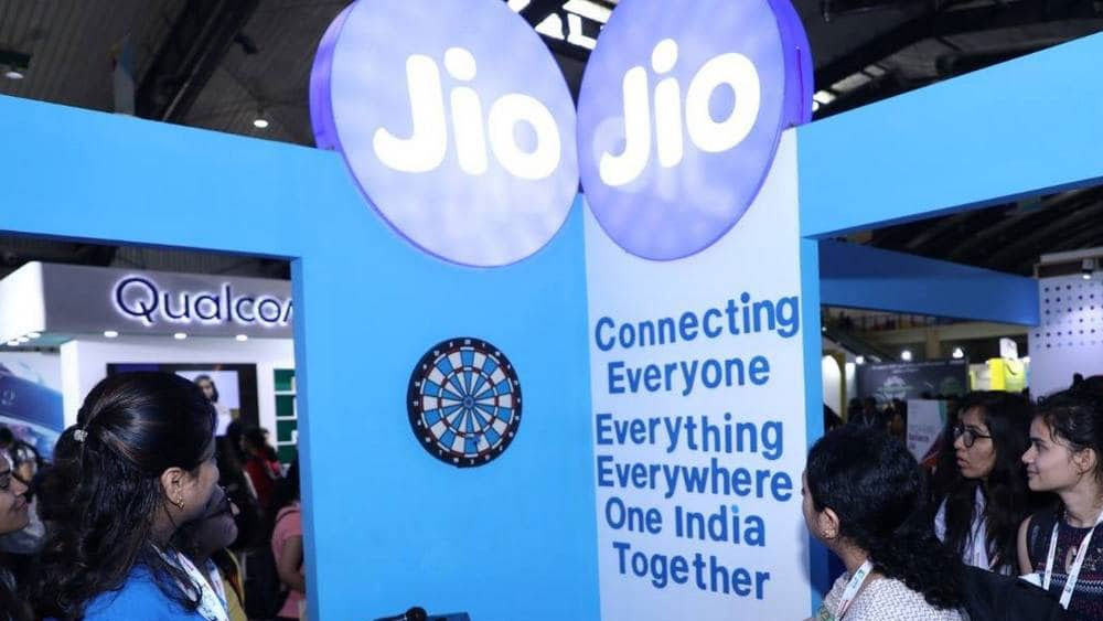 দেশের এই পরিস্থিতিতে গ্রাহকদের জন্য জিয়োর এটাই প্রথম উপহার নয়। এই পিরিয়ডের কথা মাথায় রেখে আগেই জিয়ো অ্যাড অন প্লানে কিছুটা বদল এনেছিল।