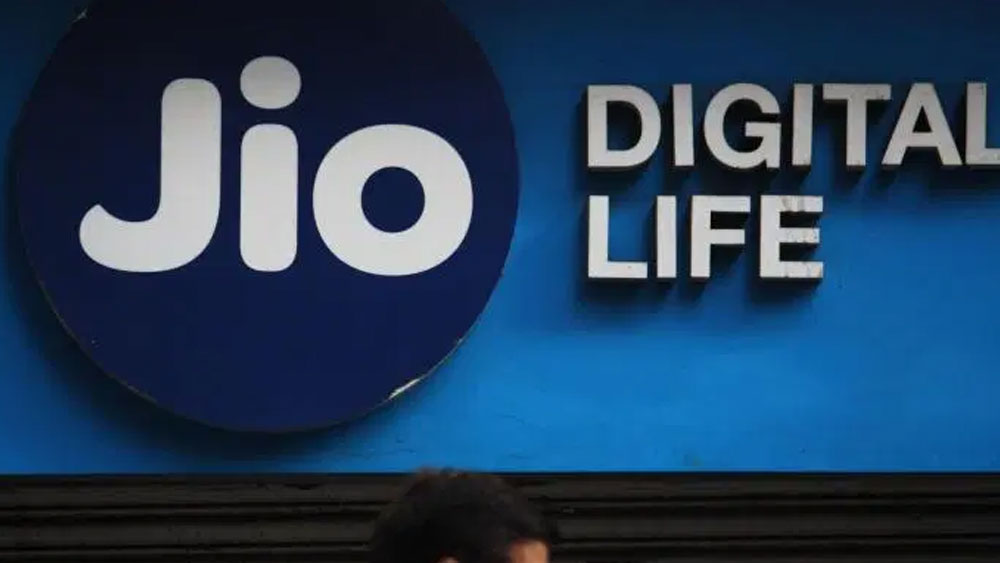 পাশাপাশি কোম্পানির সঙ্গে এবং পরিবার-পরিজনের সঙ্গে যোগাযোগ করার জন্য অনেক বেশি টকটাইমেরও প্রয়োজন। সে সব কথা মাথায় রেখেই রিল্যায়ান্স জিয়োর এই ব্যবস্থা।